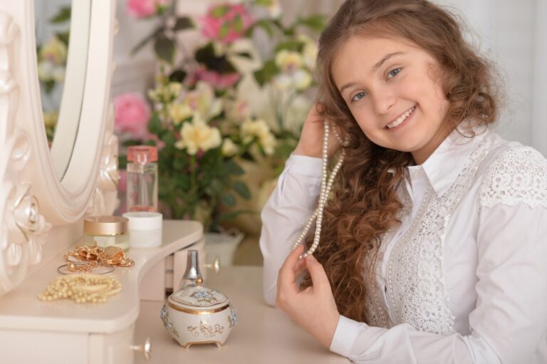 Kolorowe flakony i postacie z bajek – jak projektuje się perfumy dla dzieci?